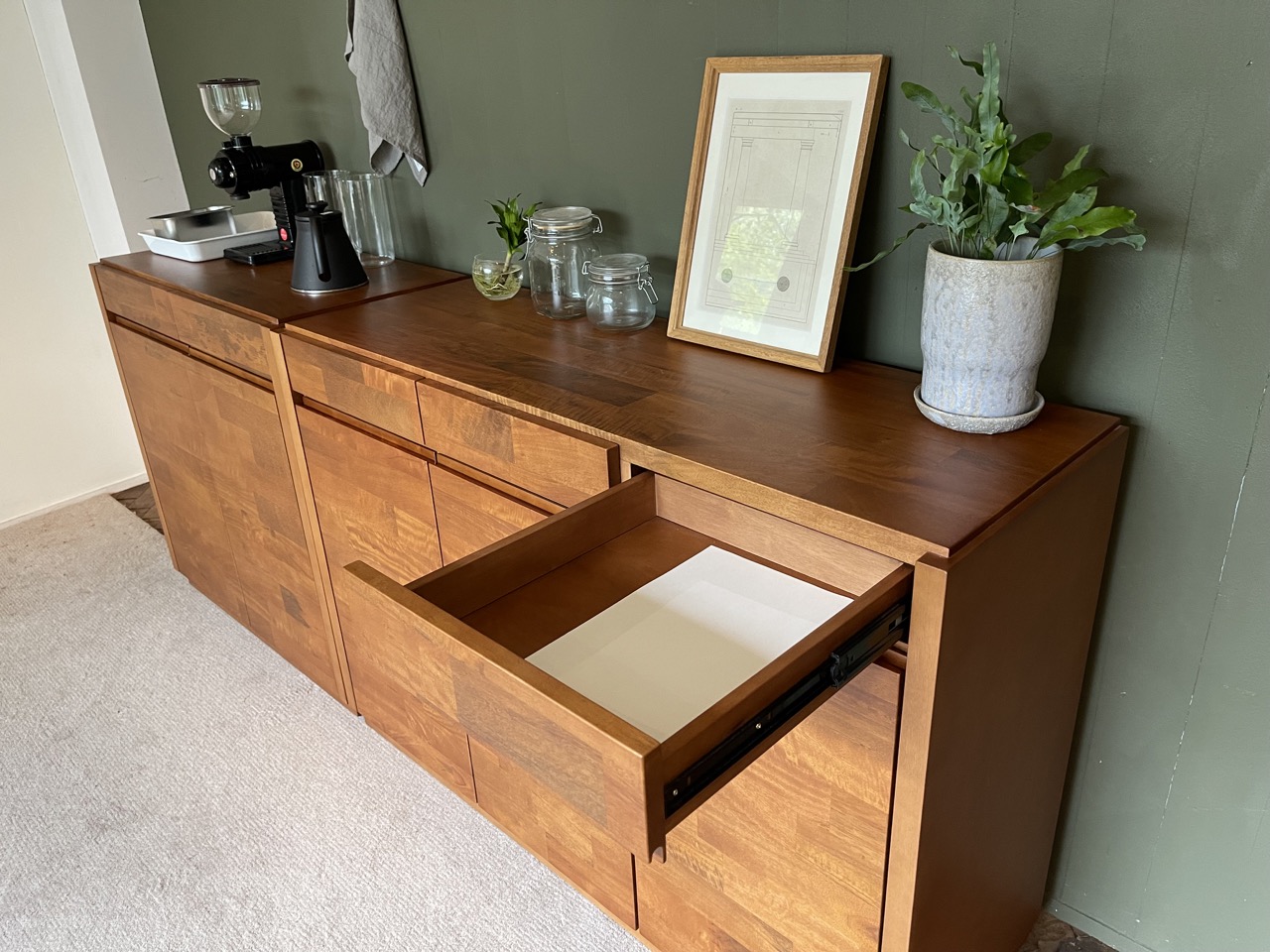 Smart Storage Solutions for a Tidy Room_2