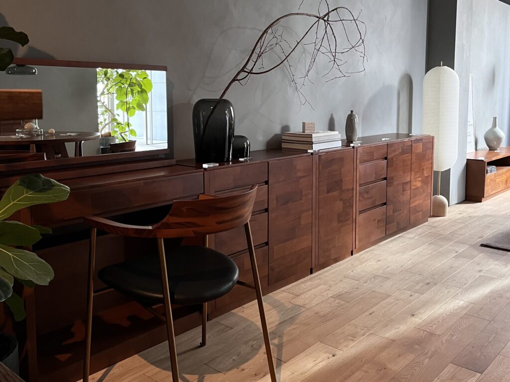 Smart Storage Solutions for a Tidy Room_9